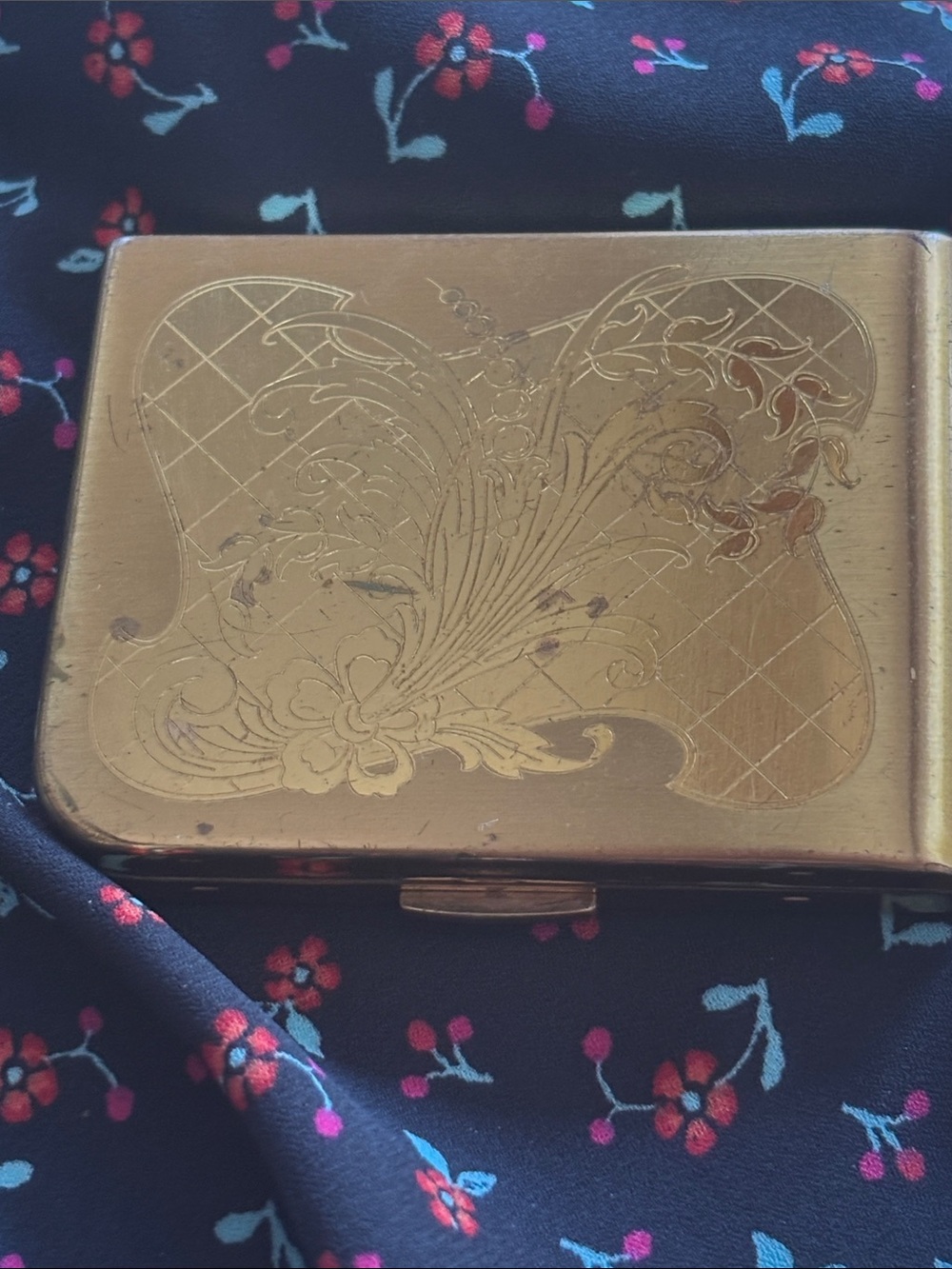 Vintage Gold Floral Engraved mirror cosmetic Compact Case Elgin America